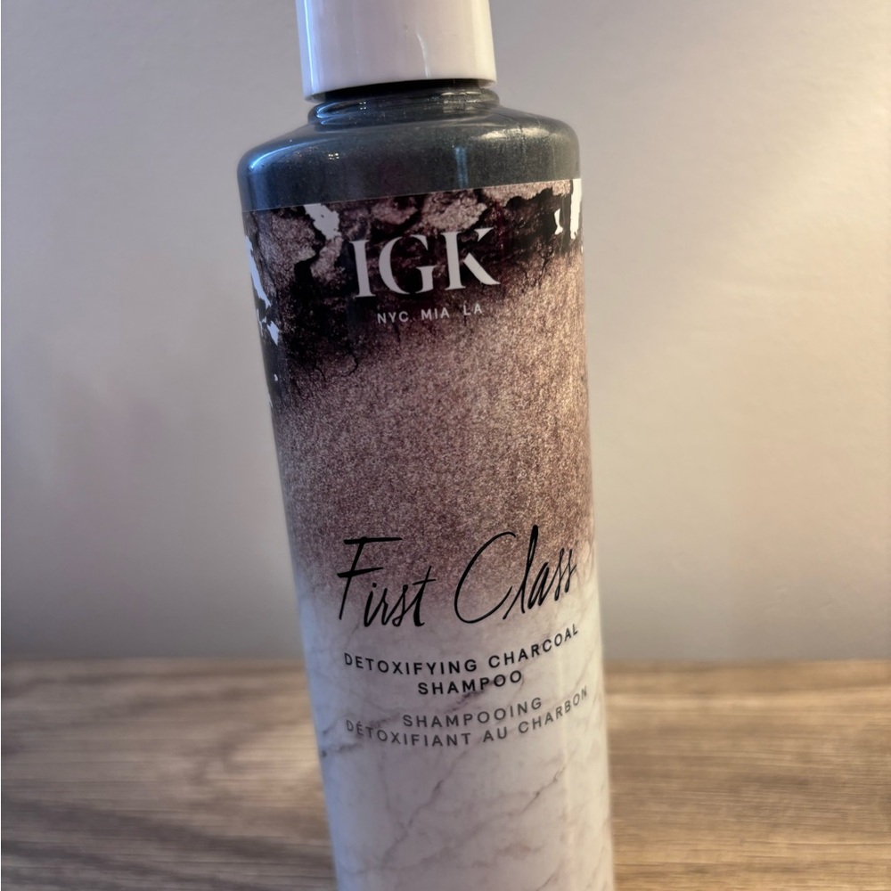 IGK First Class Detoxifying Charcoal Shampoo